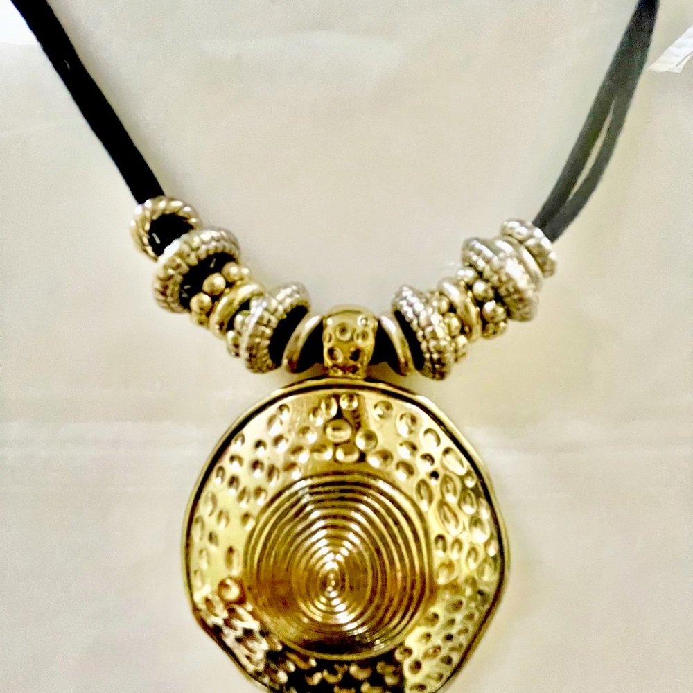 ♥️♥️♥️Beautiful Light Gold Hammered Necklace